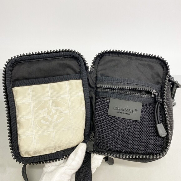 Chanel Sport Nylon Shoulder Bag in Black and Ivory for Women - Picture 4 of 11